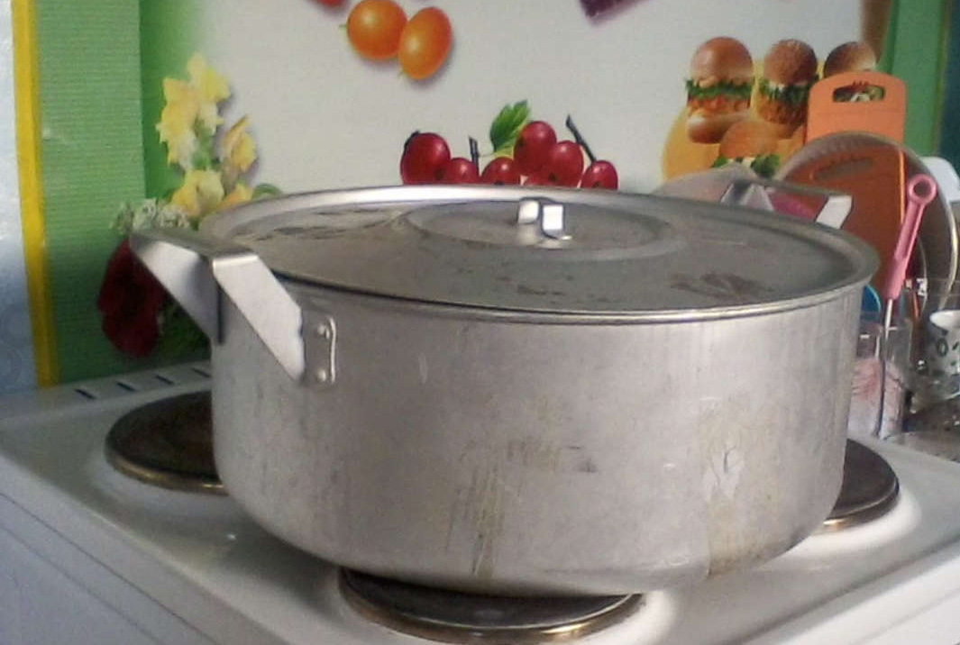 Алюминиевая кастрюля на плите