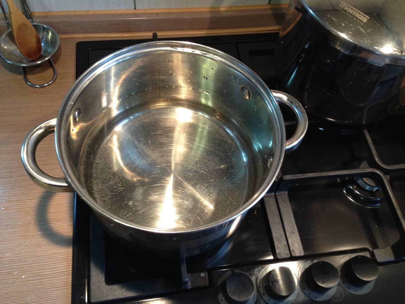 Алюминиевая кастрюля с водой