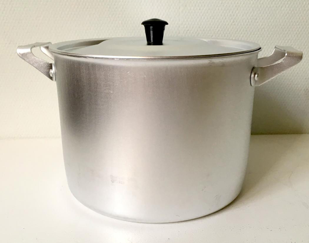 Алюминиевая кастрюля на столе