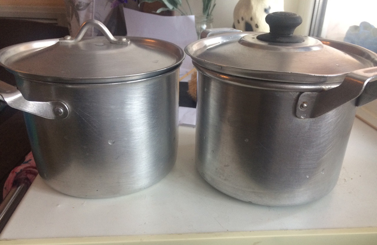 Алюминиевые кастрюли на столе