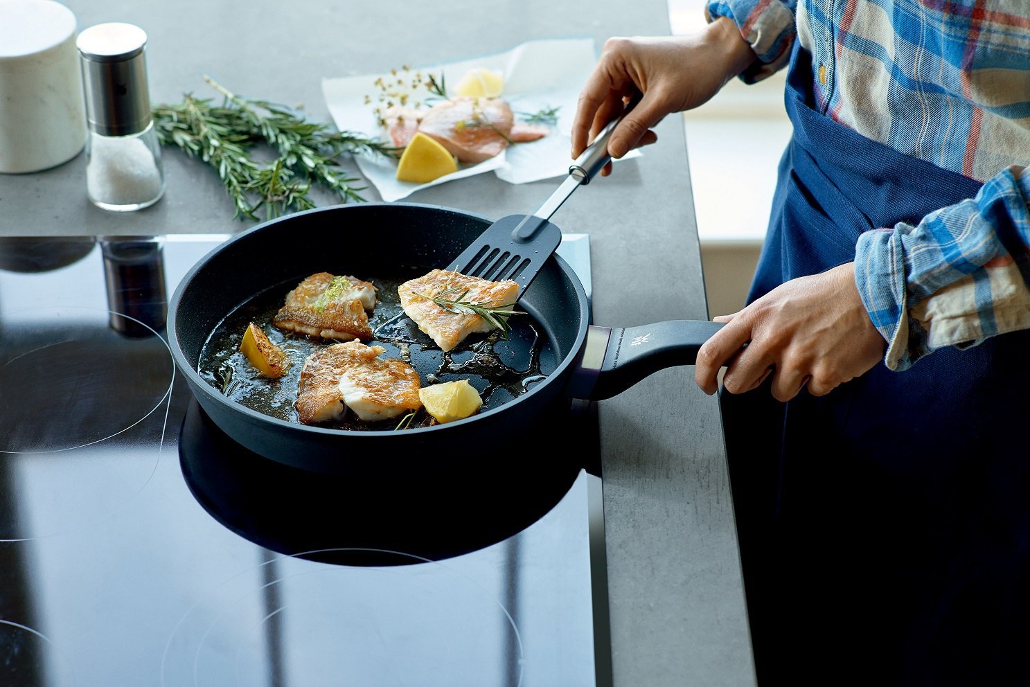 Антипригарная сковорода на плите