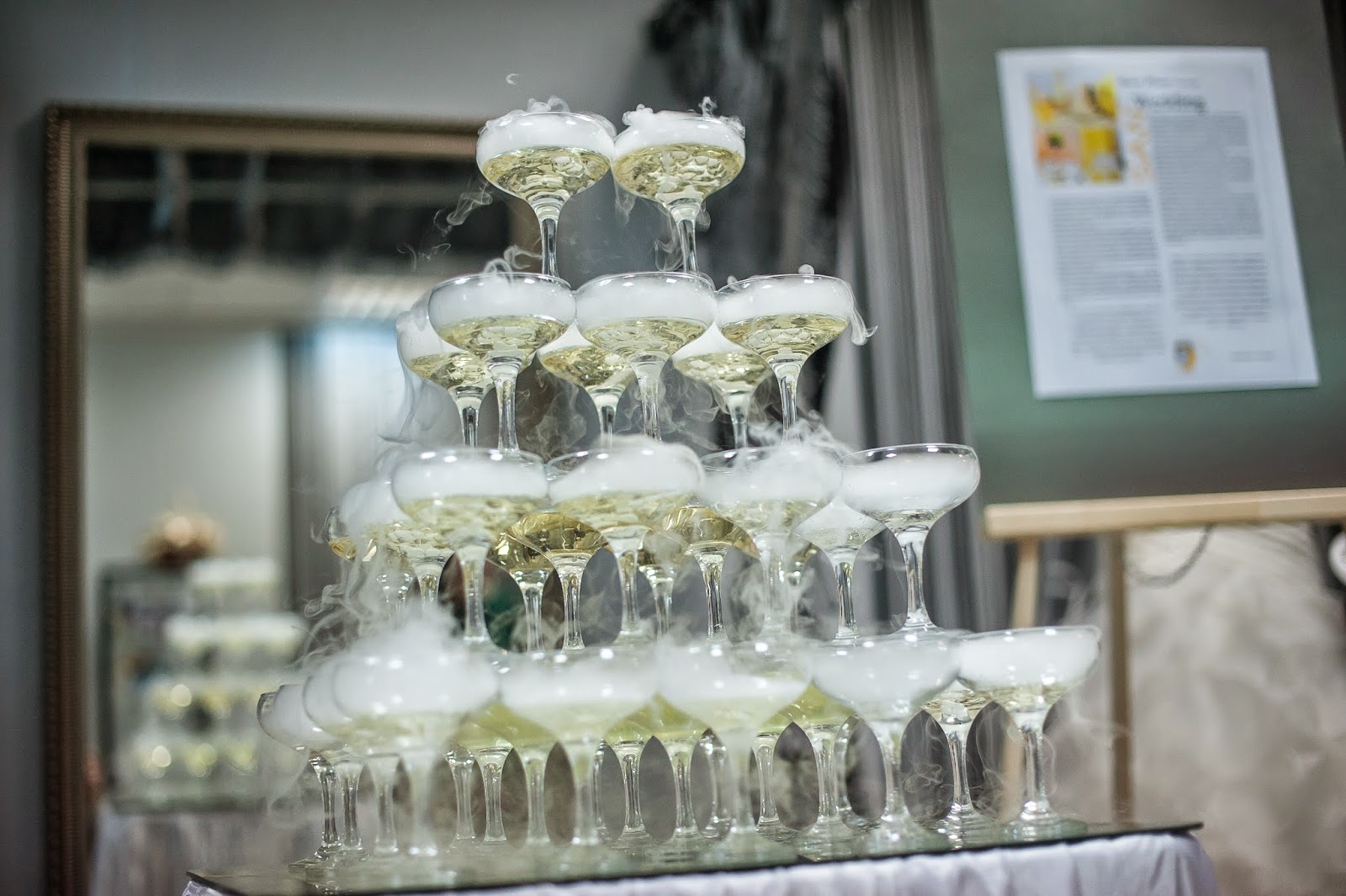 Башня из бокалов с шампанским