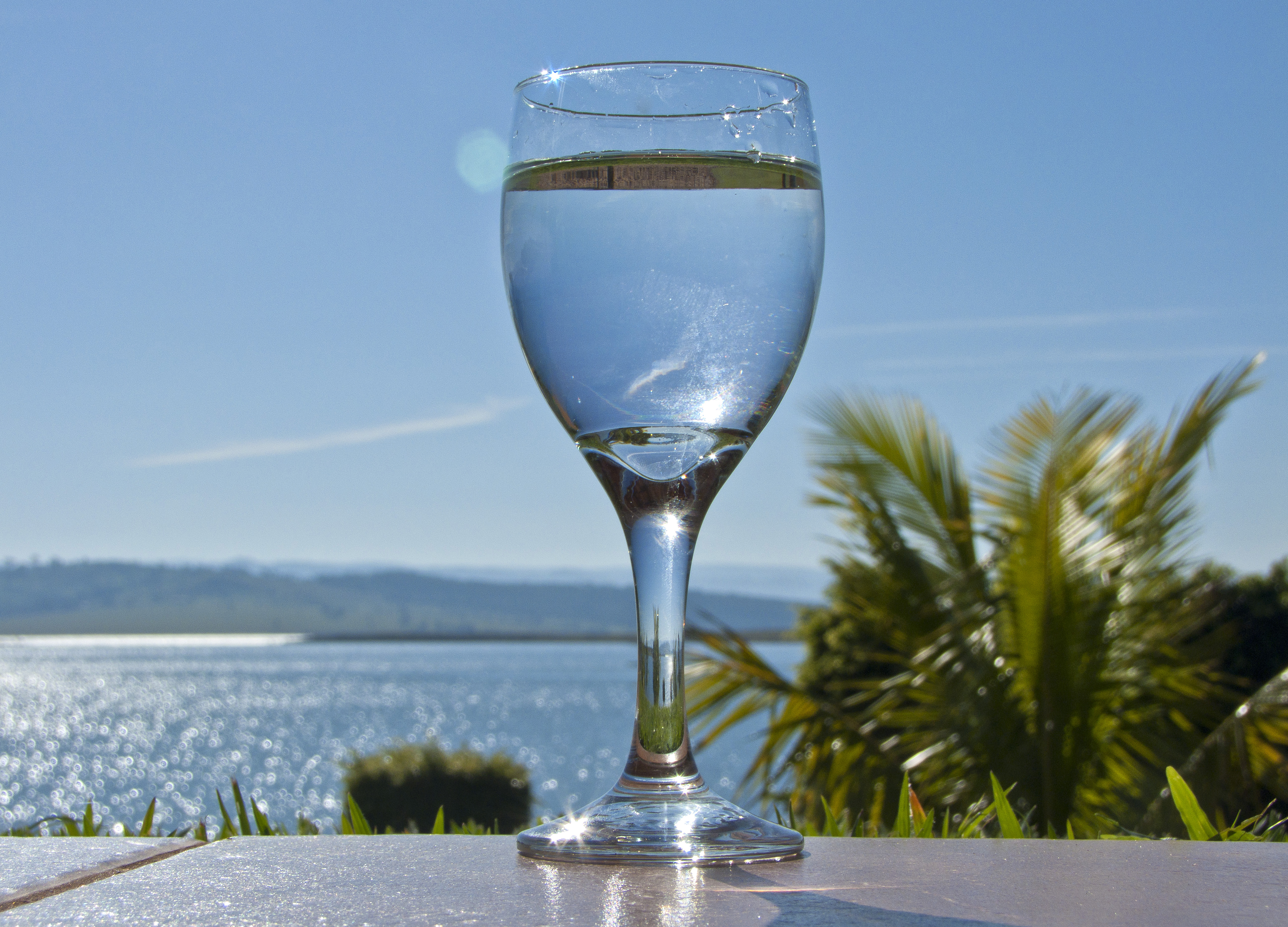 Бокал на ножке с водой