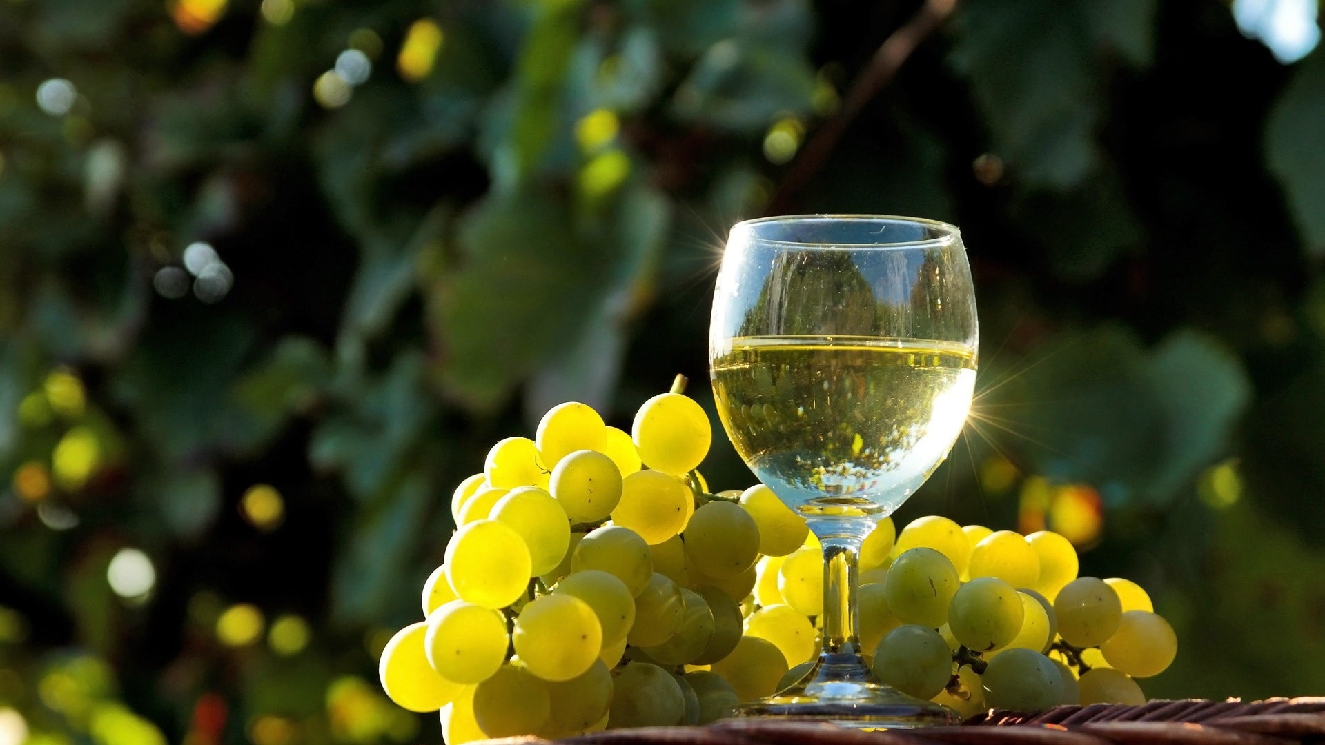 Бокал с белым вином