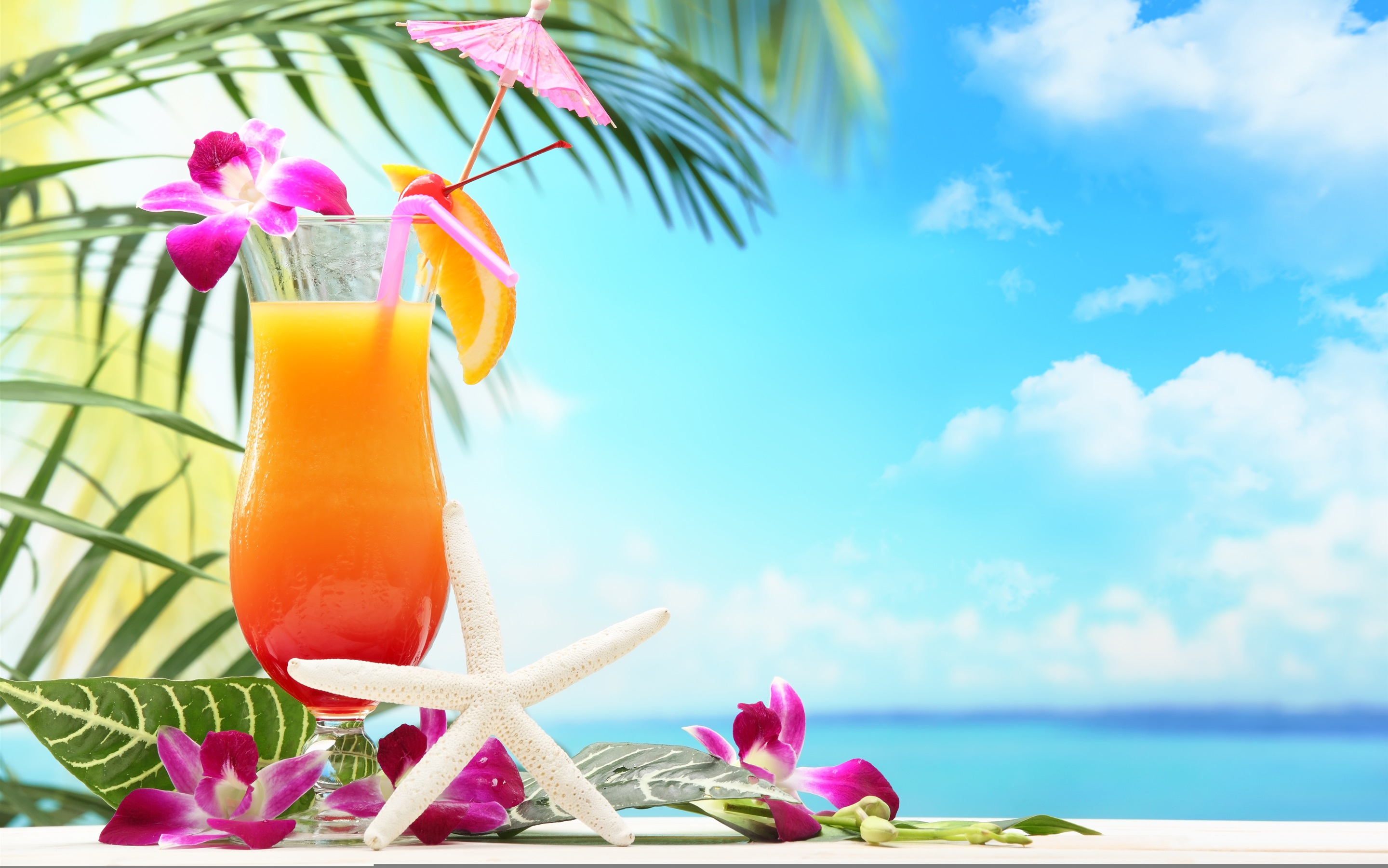 Бокал с тропическим коктейлем