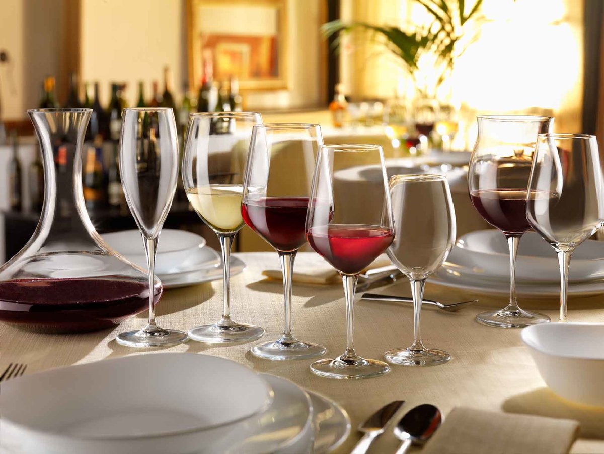 Фото бокалов для напитков на столе