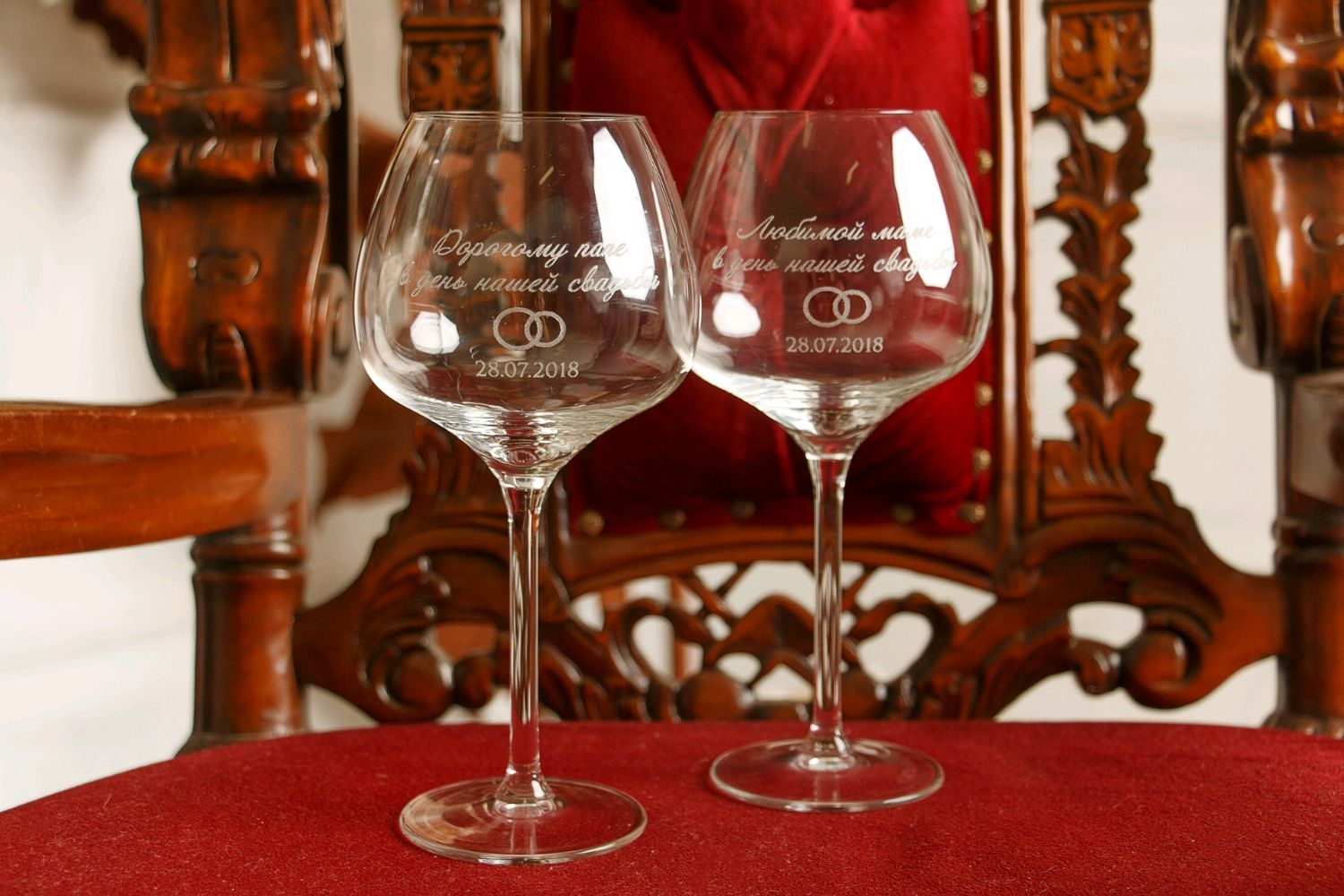 Бокалы с гравировкой на столе