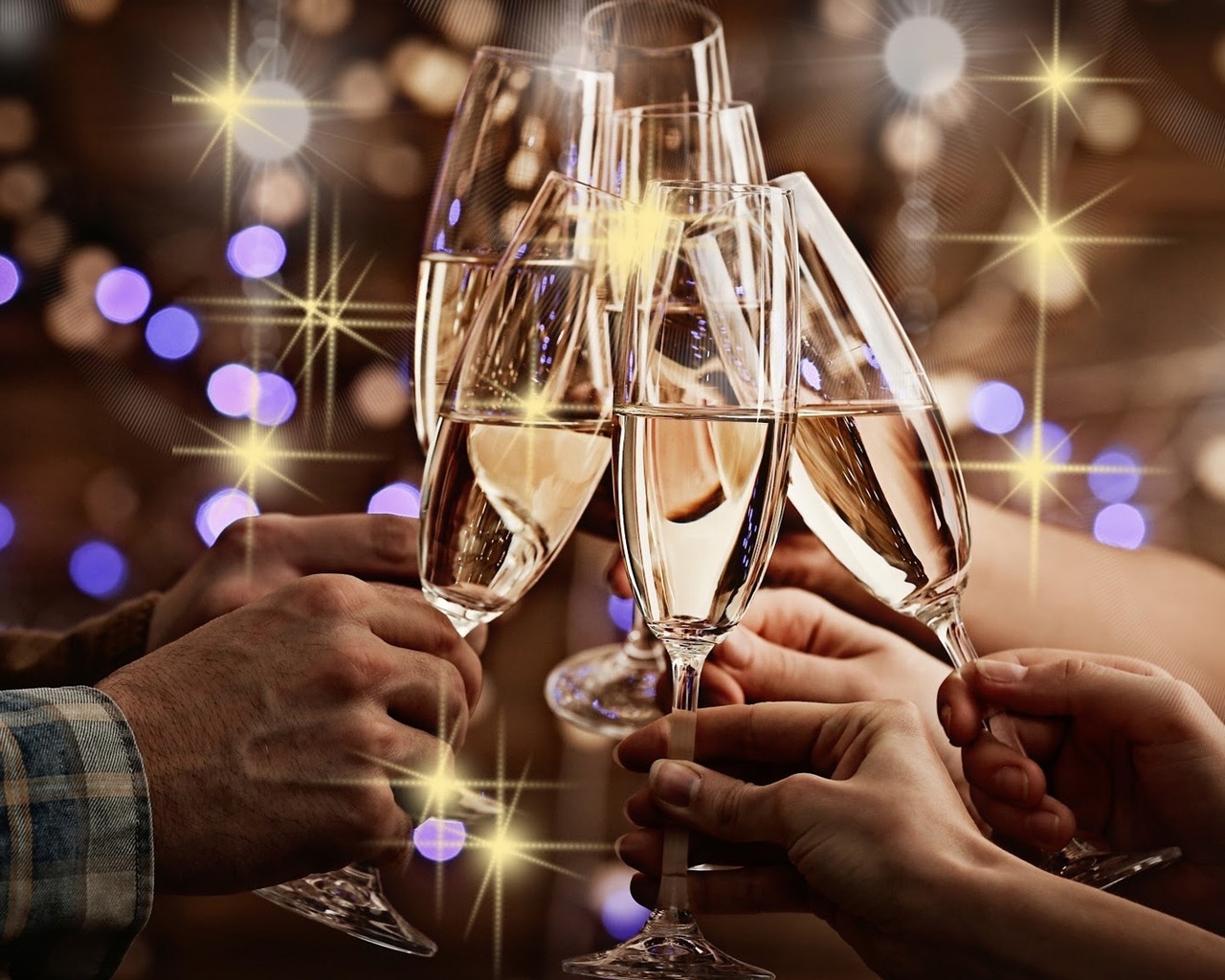 Бокалы с шампанским в руках
