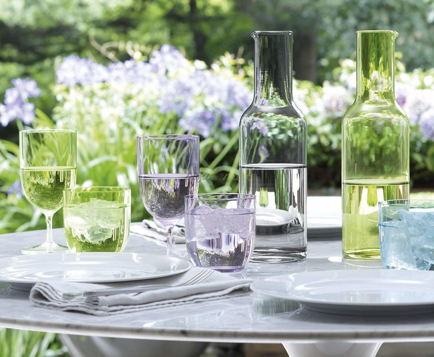 Бокалы с водой на столе