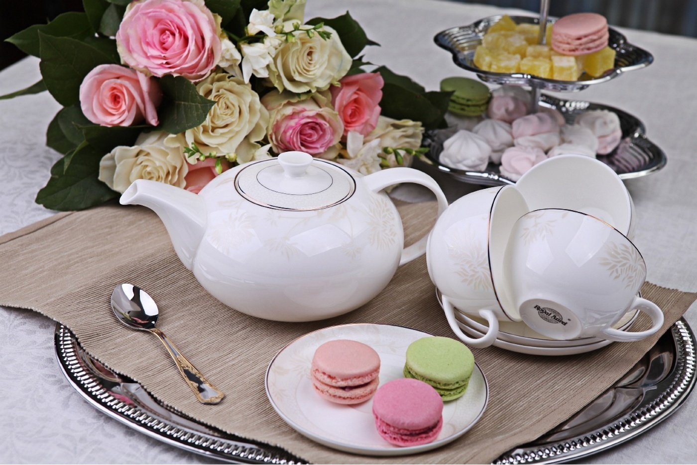 Фото чайного сервиза на столе