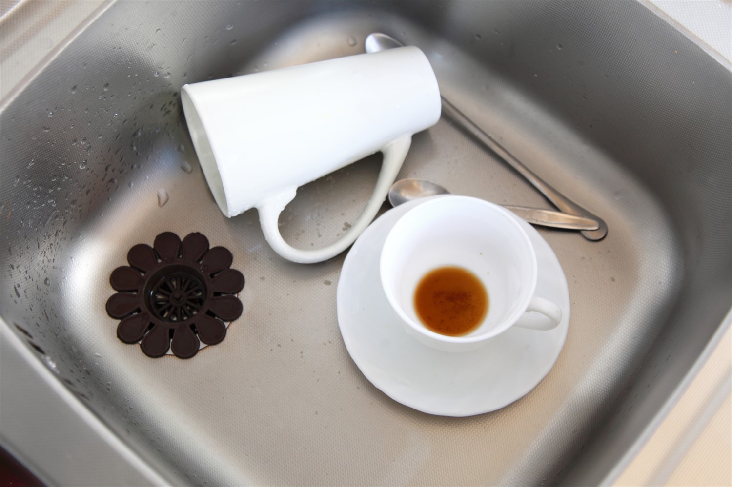 Фото чашек в раковине