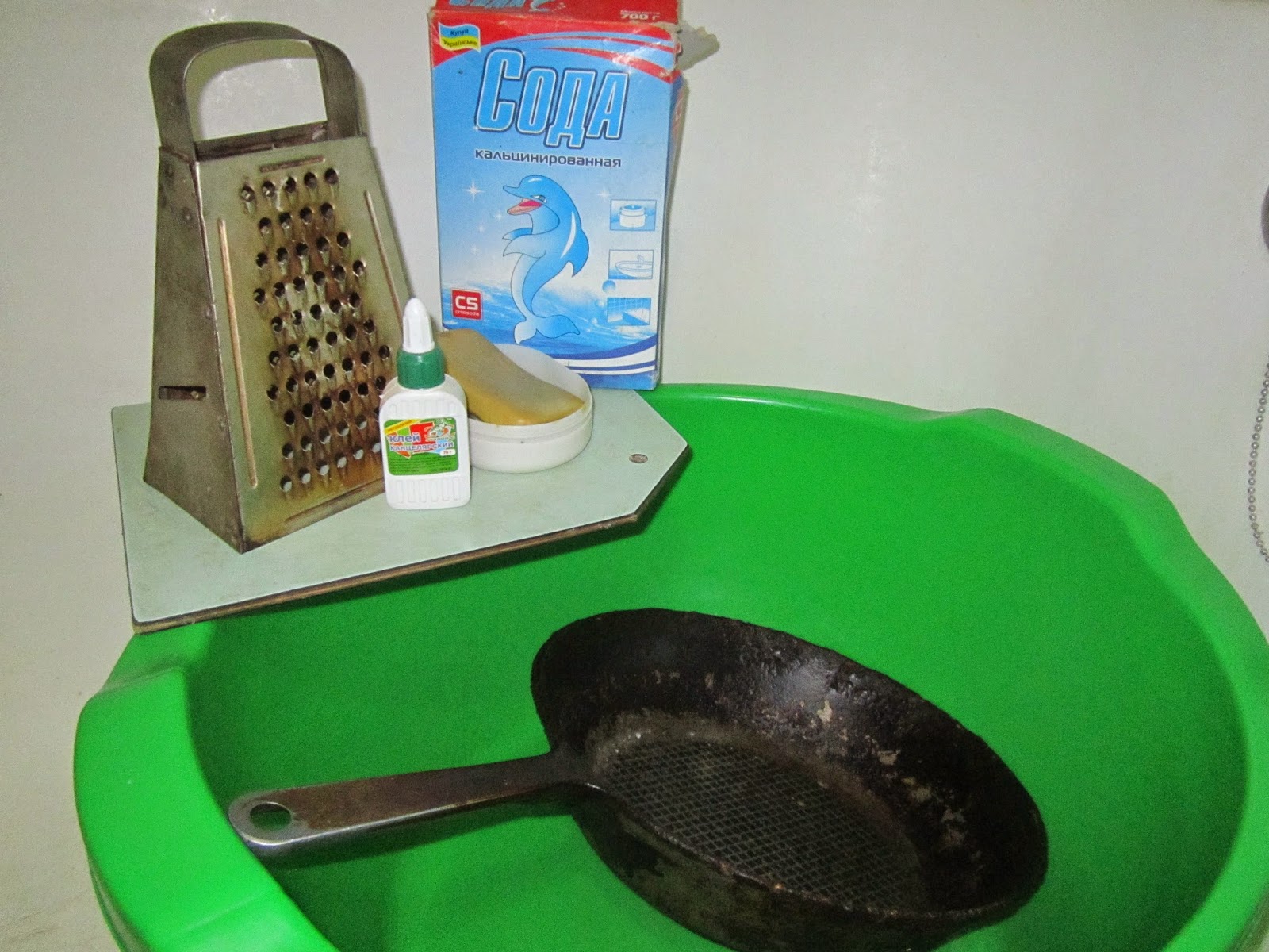 Чистка сковороды содой и клеем