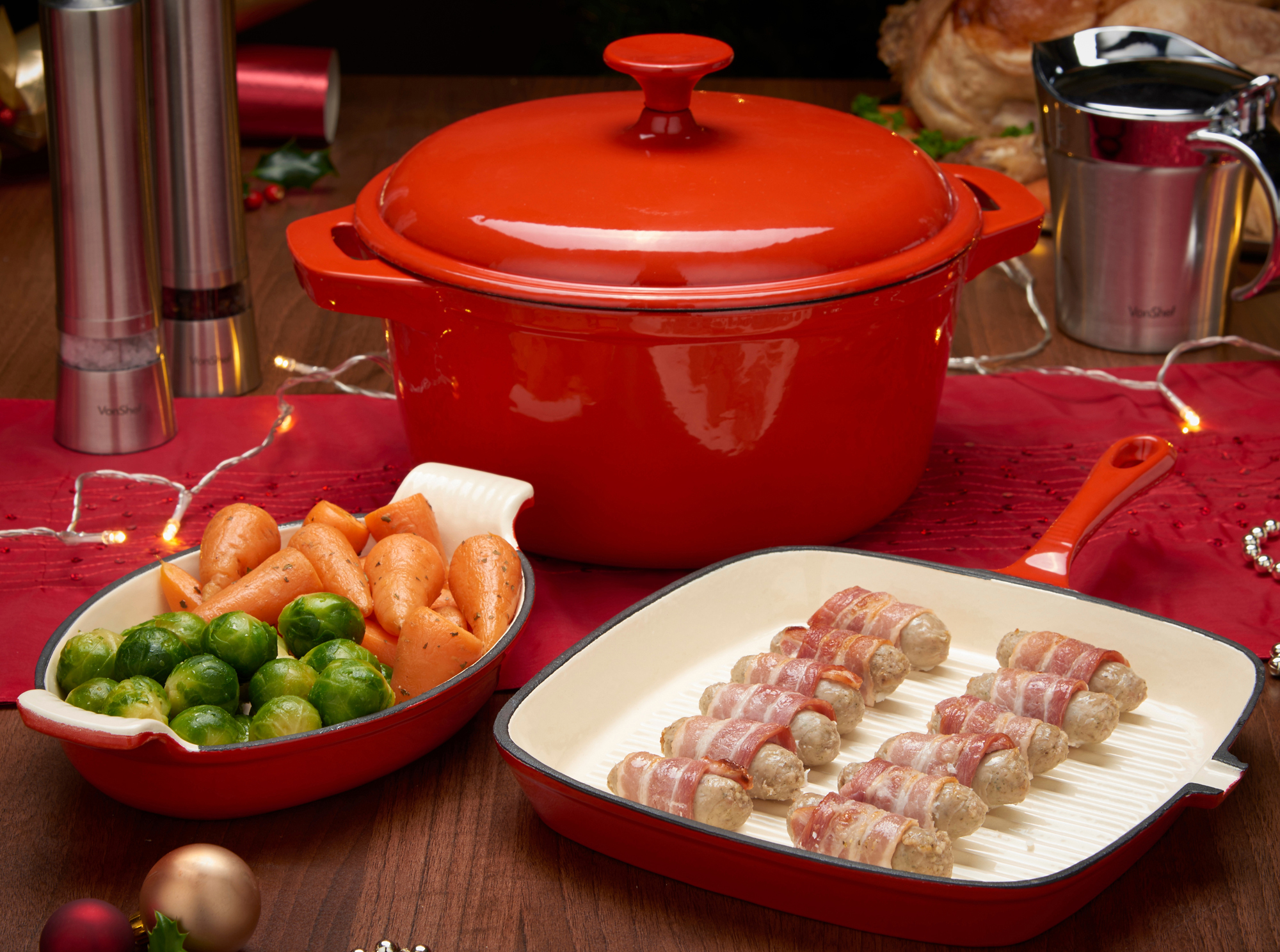 Чугунная кастрюля с едой