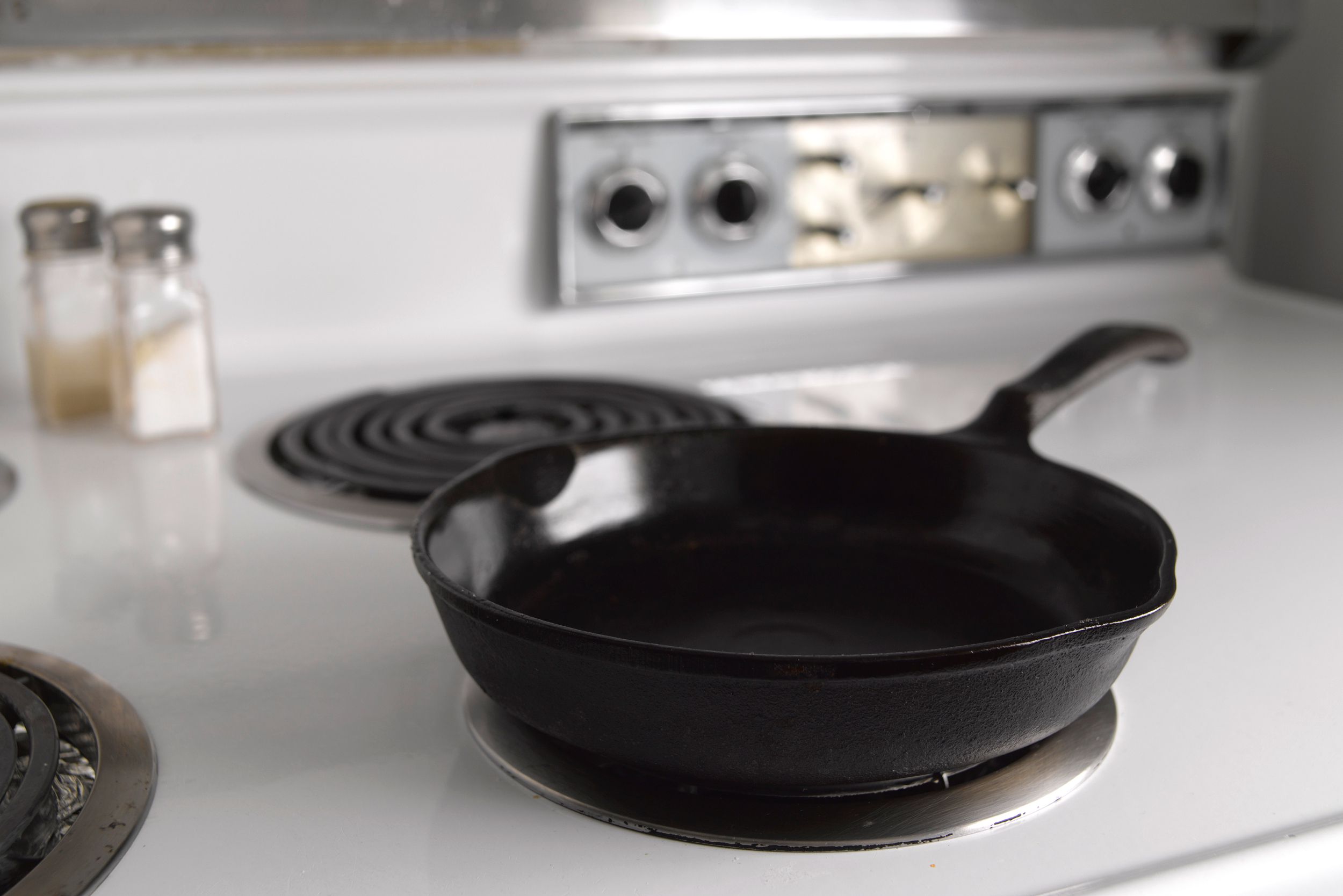 Чугунная сковорода на плите