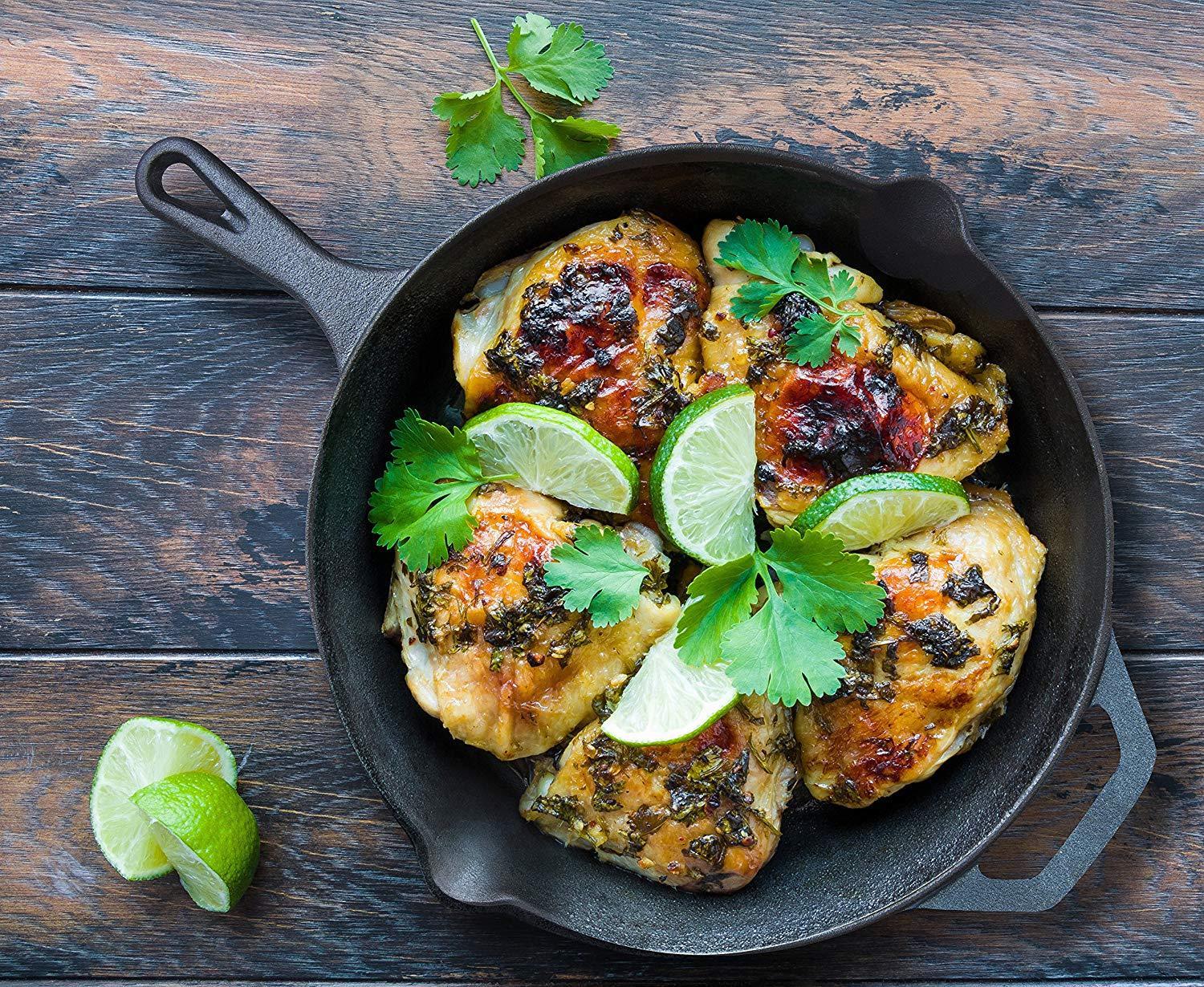 Чугунная сковорода с едой