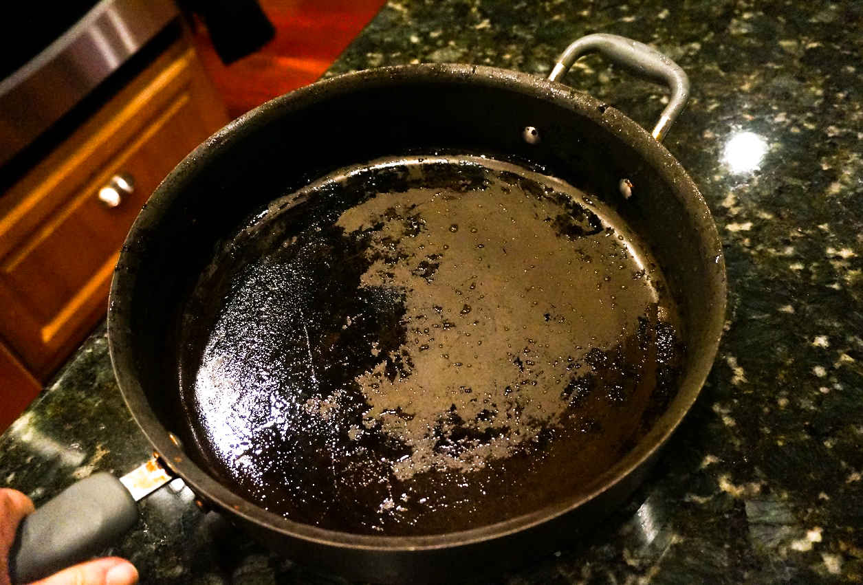 Чугунная сковорода с ржавчиной