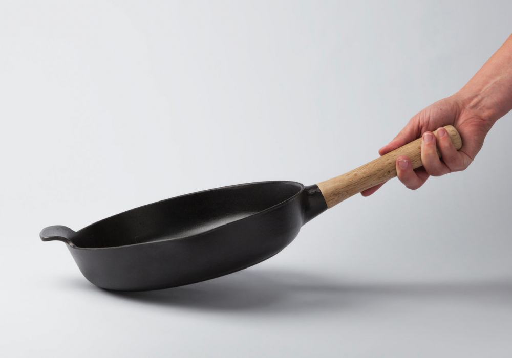 Чугунная сковорода в руке