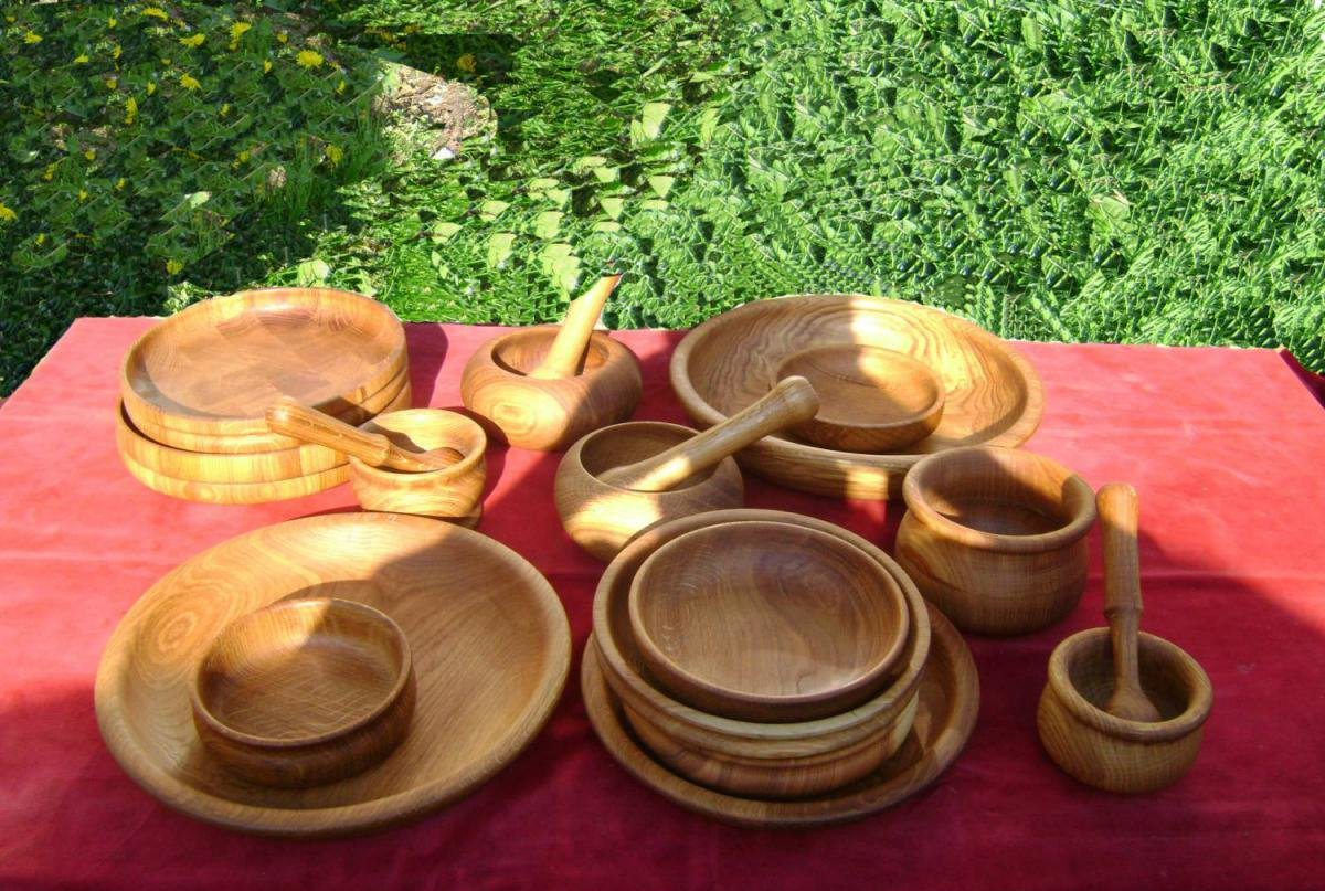 Деревянная посуда на столе