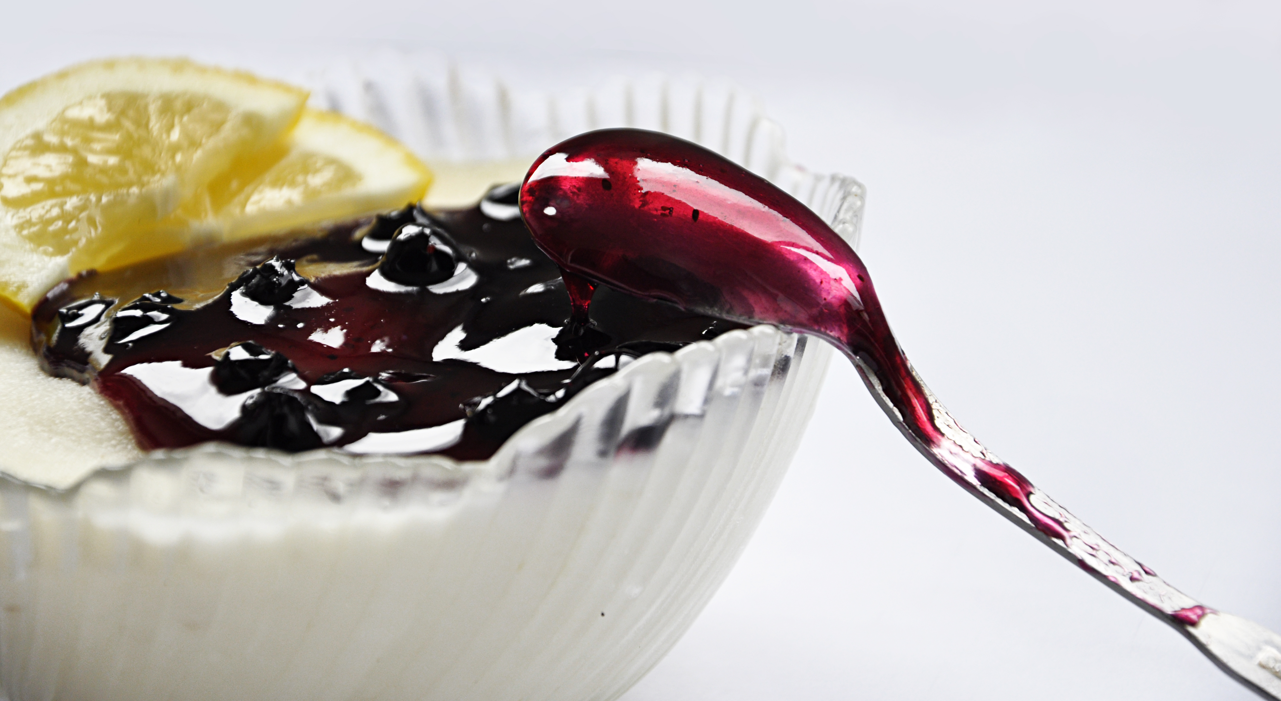 Десертная ложка с мороженым