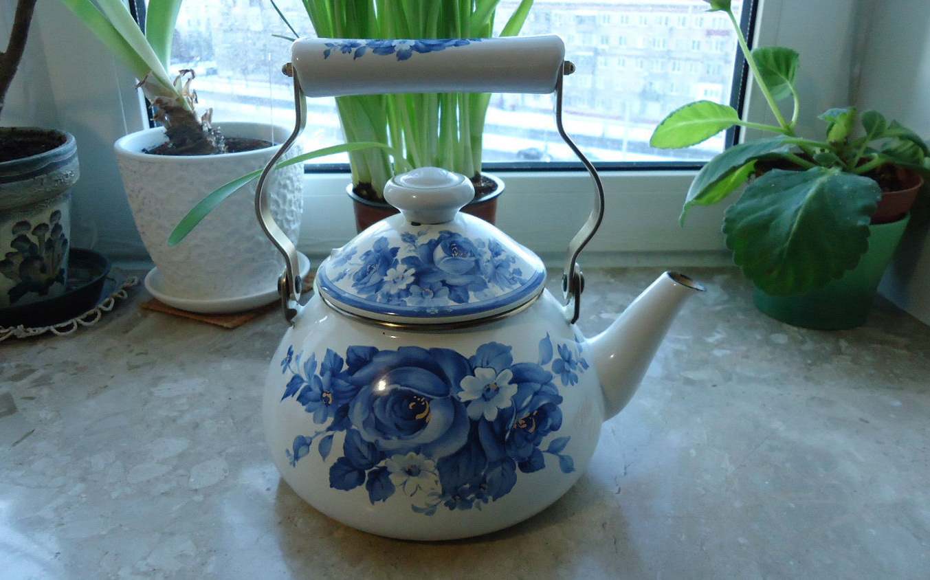 Эмалированный чайник на кухне