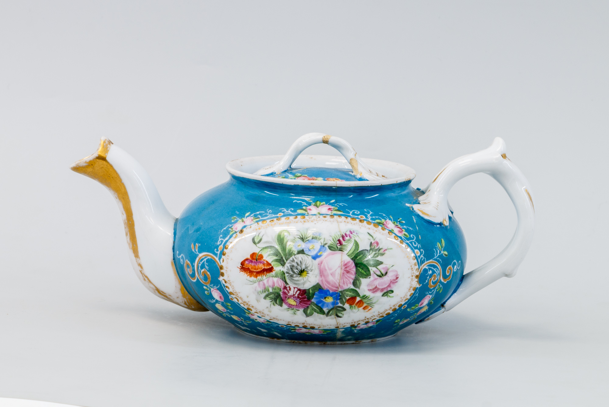 Фарфоровый чайник с рисунком