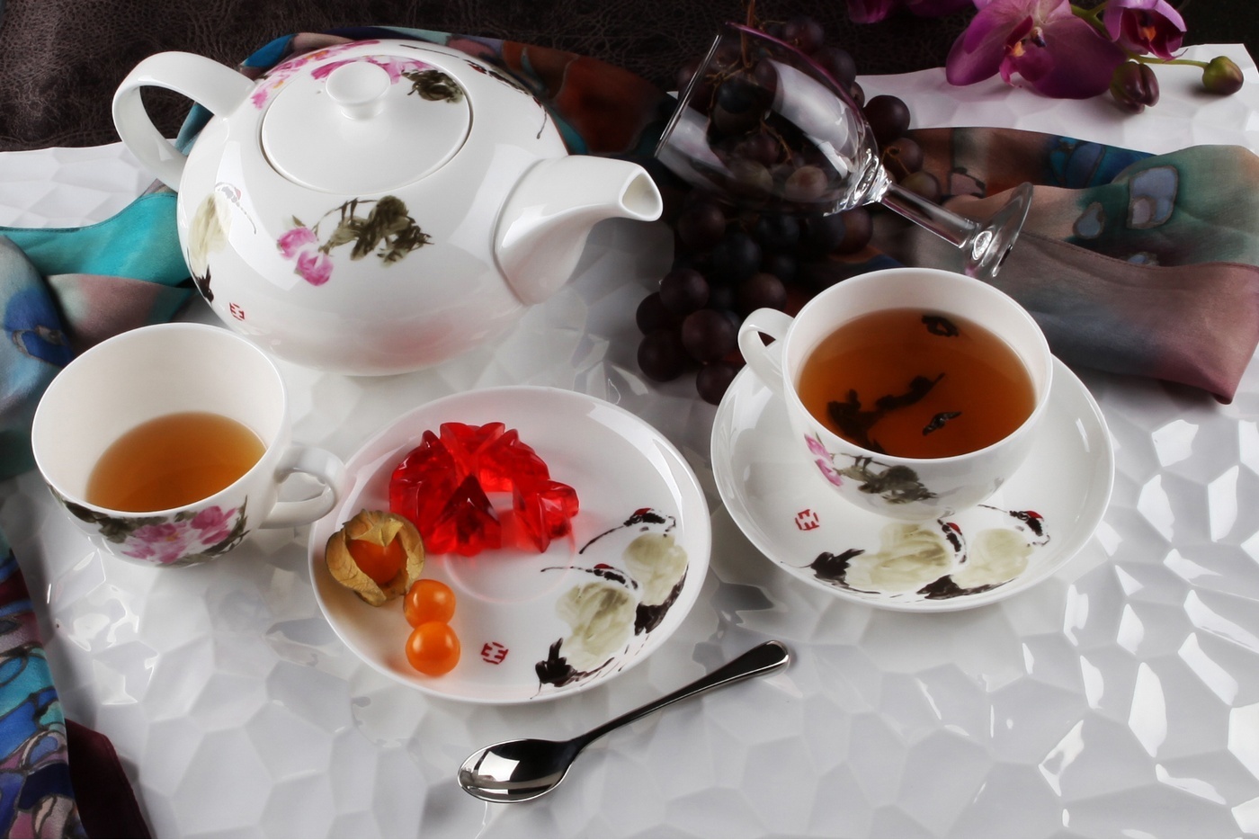Фарфоровый сервиз с чаем