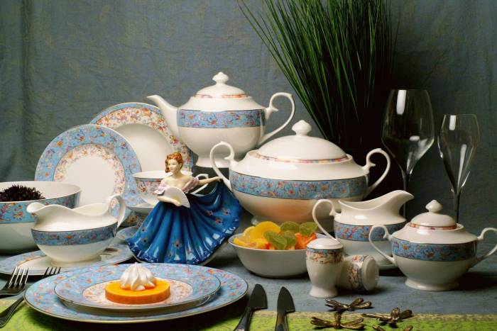 Фаянсовая посуда на столе
