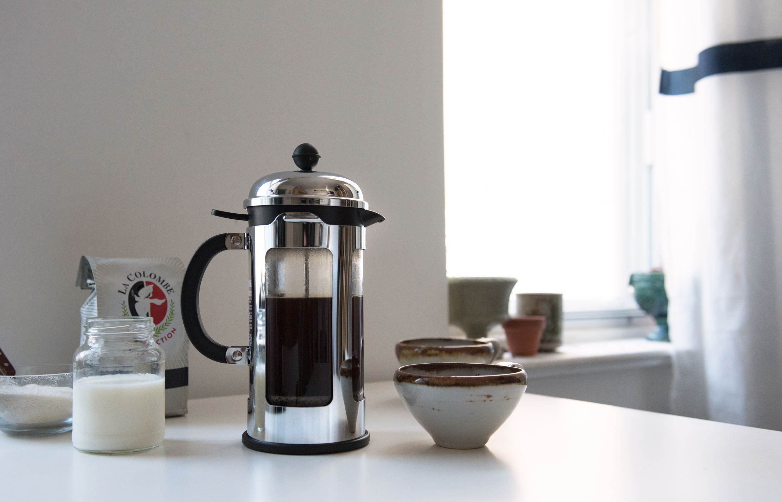 Френч-пресс на столе