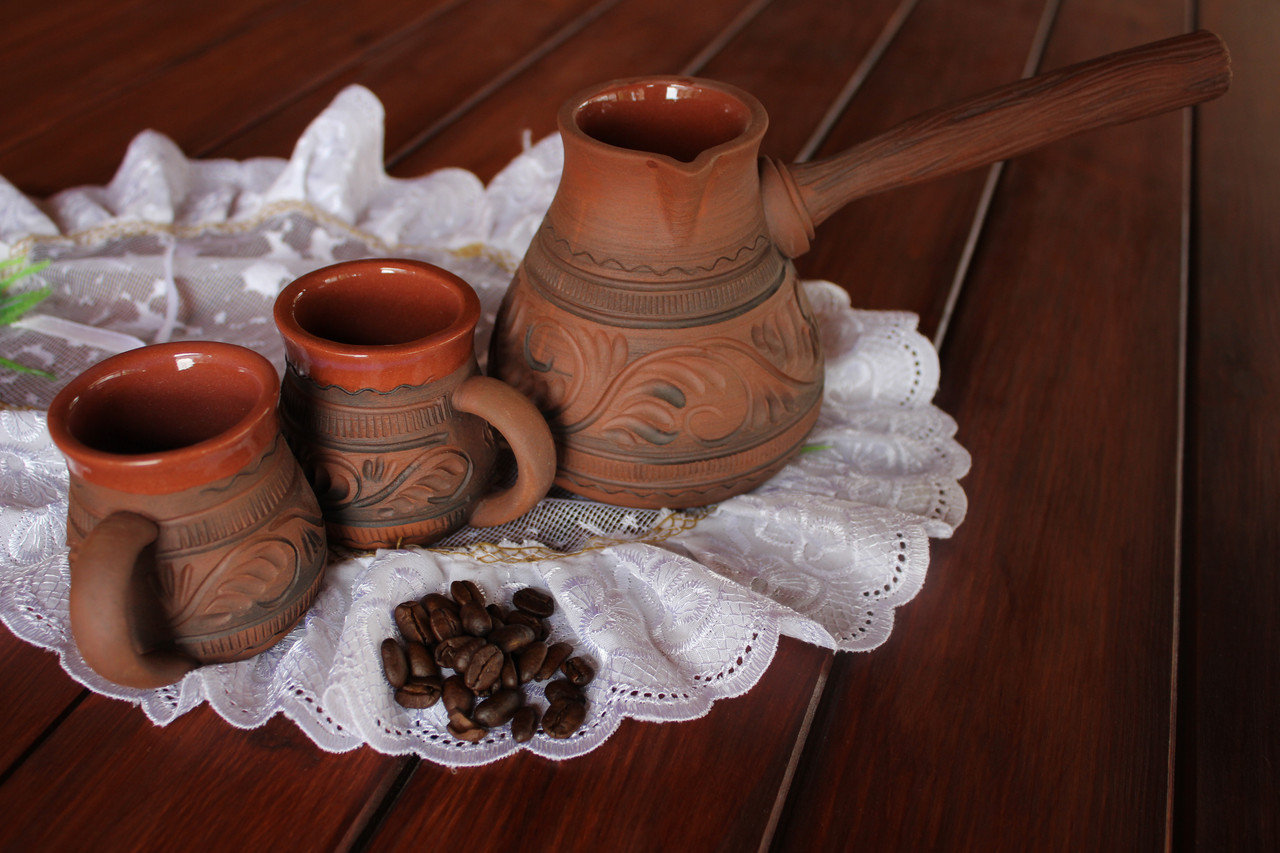 Глиняная турка с чашками