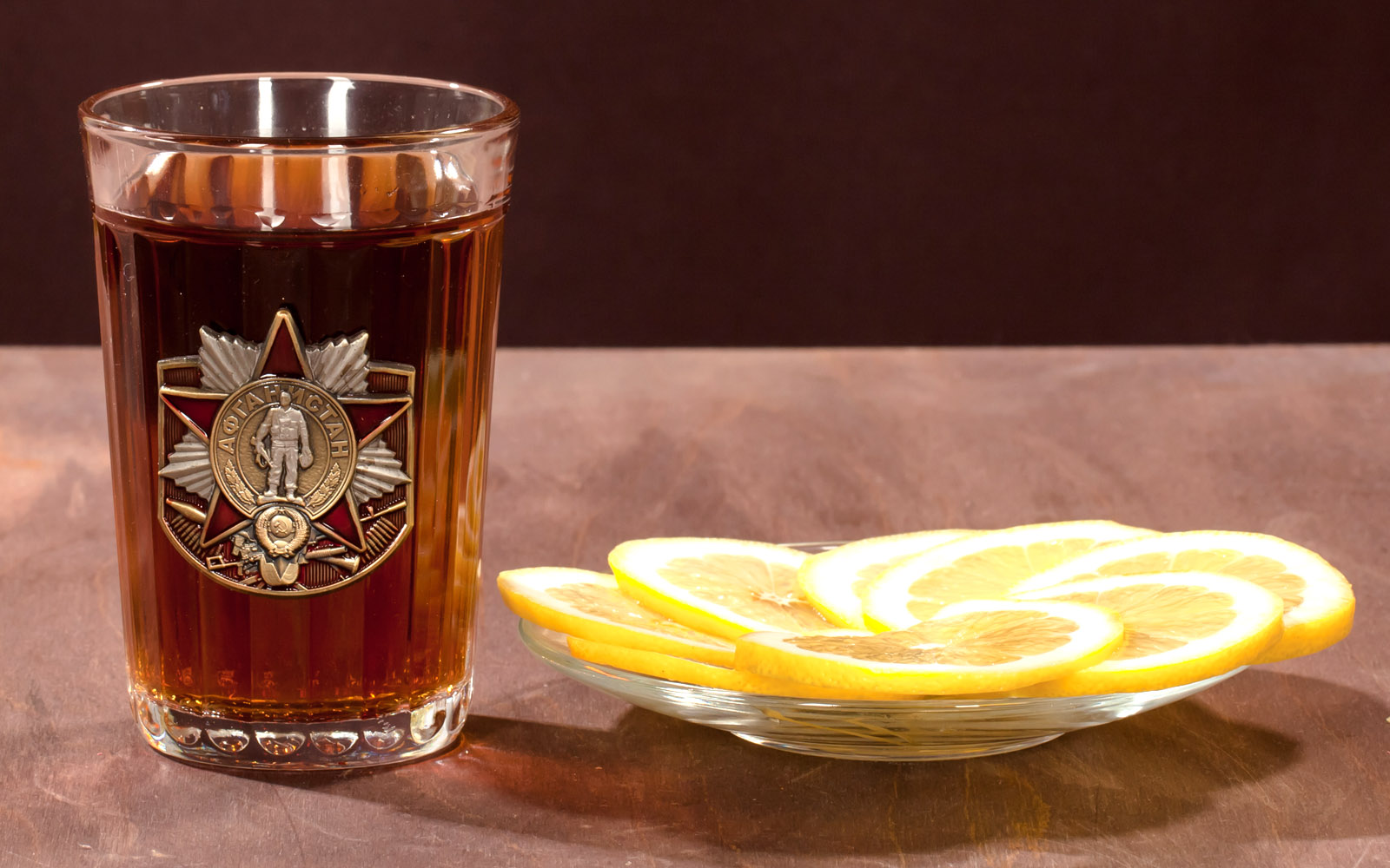 Граненый стакан с коньяком
