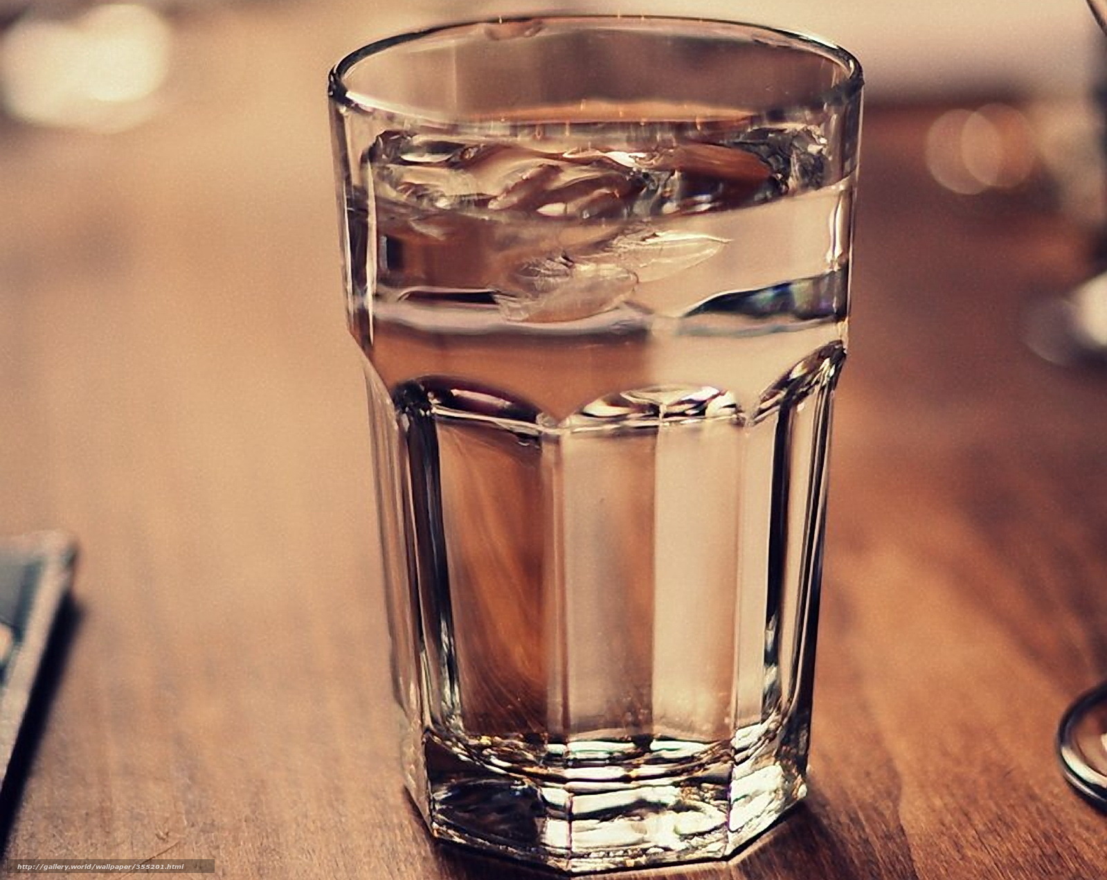 Граненый стакан с водой