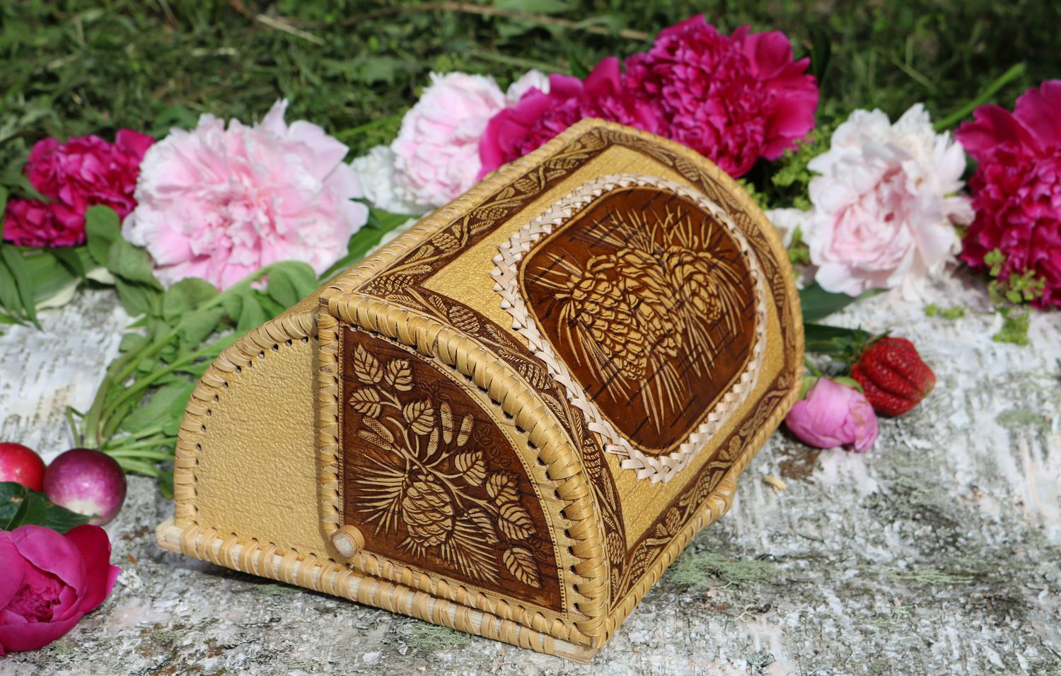 Хлебница из бересты резная