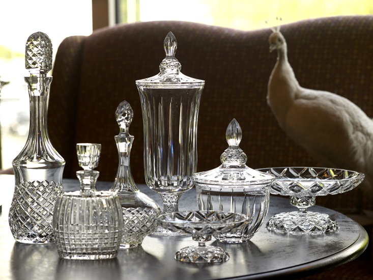 Хрустальная посуда на столе