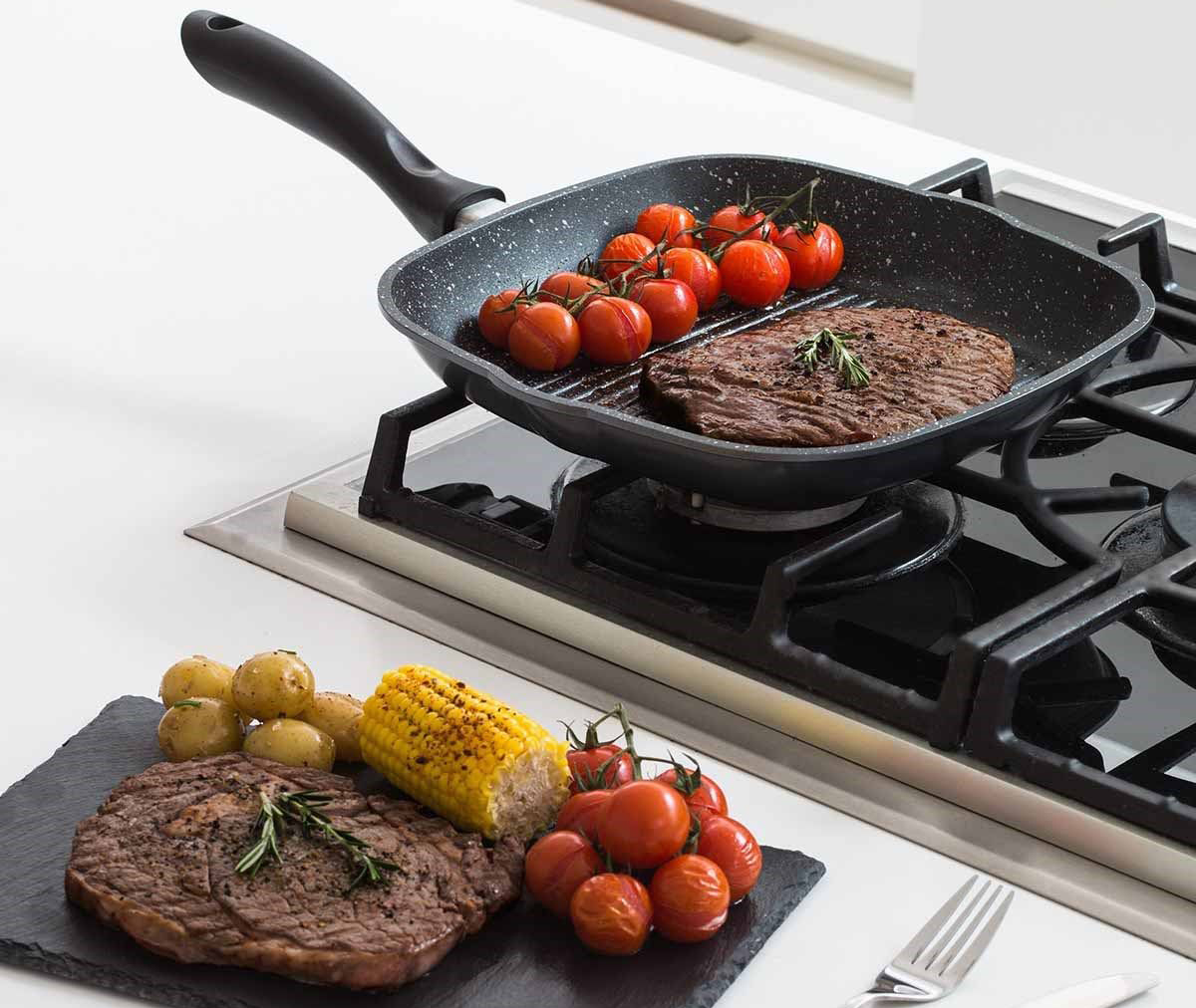 Каменная сковорода с мясом