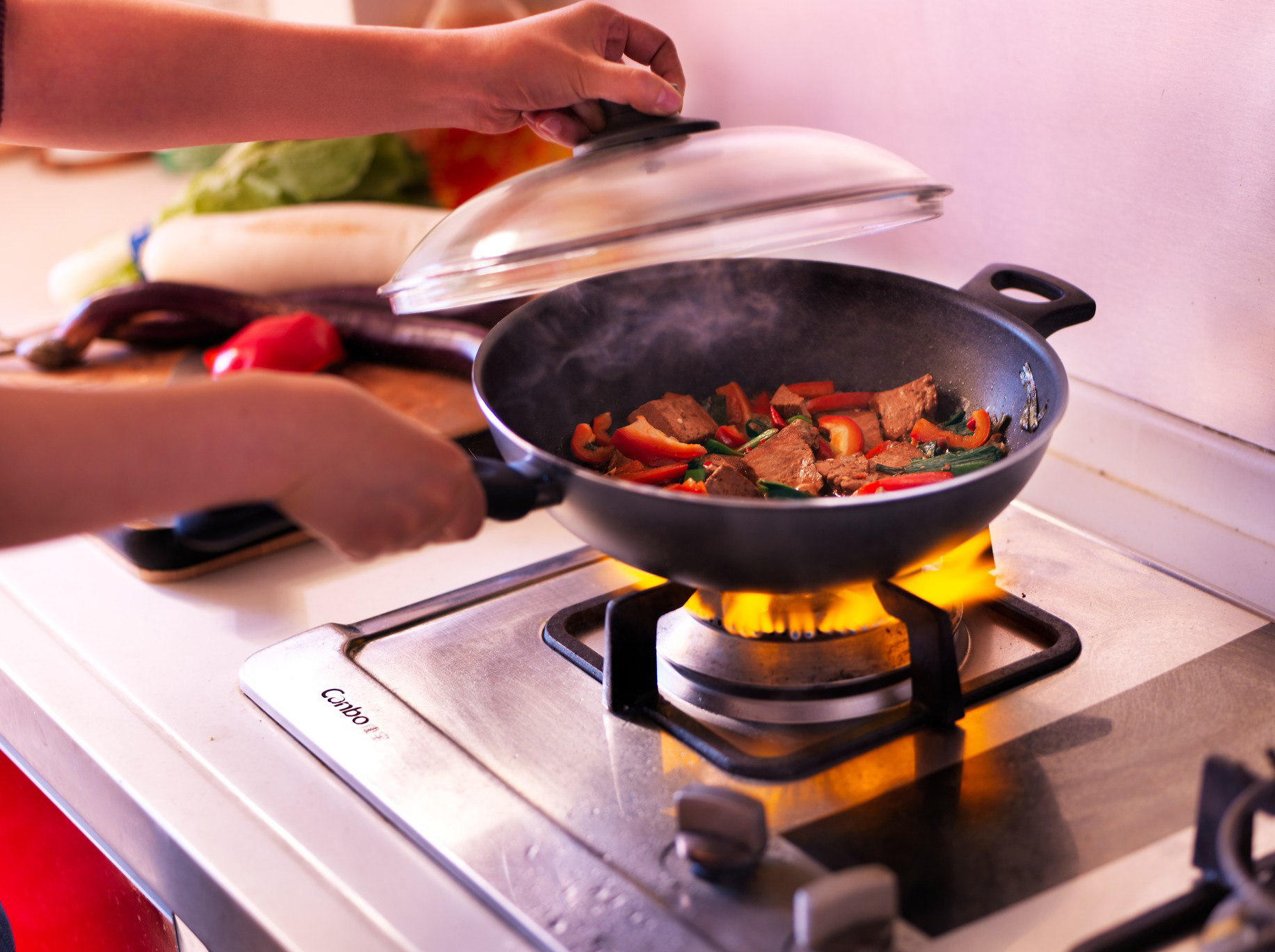 Казан-вок на плите