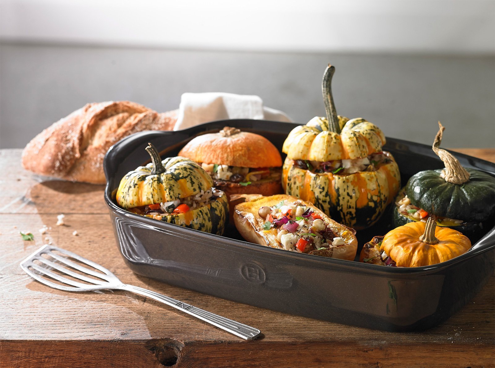 Керамическая форма с едой