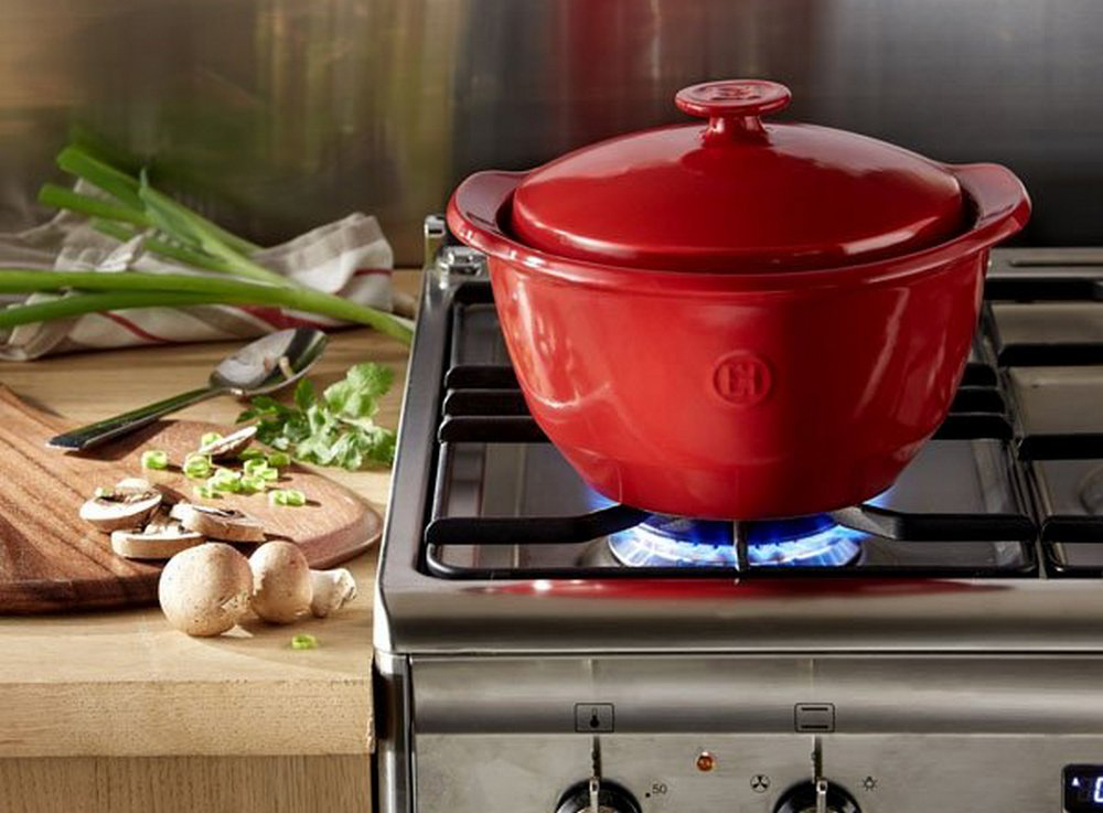 Керамическая кастрюля на газовой плите