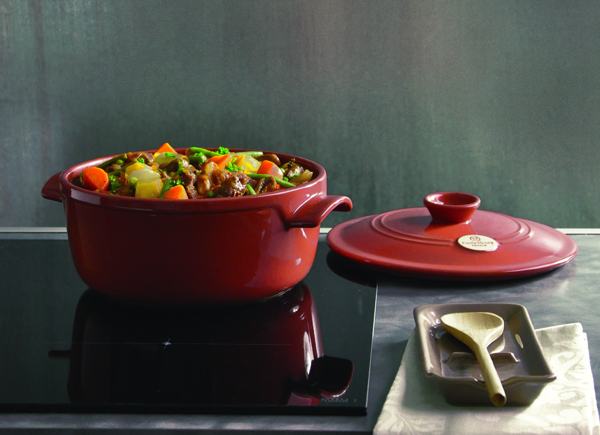 Керамическая кастрюля на керамической плите