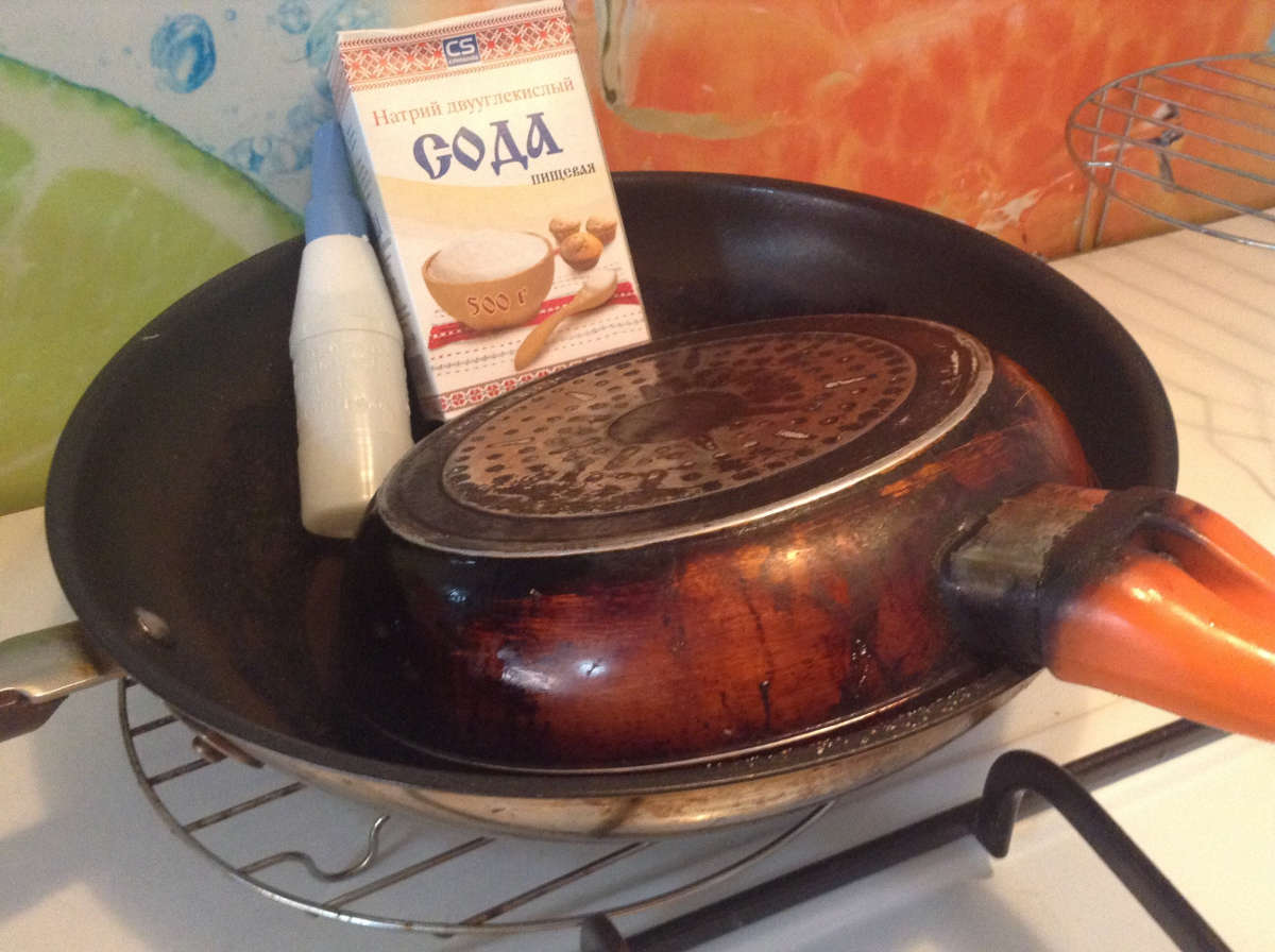 Клей и сода для сковороды