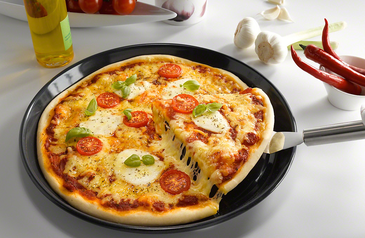 Круглая форма с пиццей