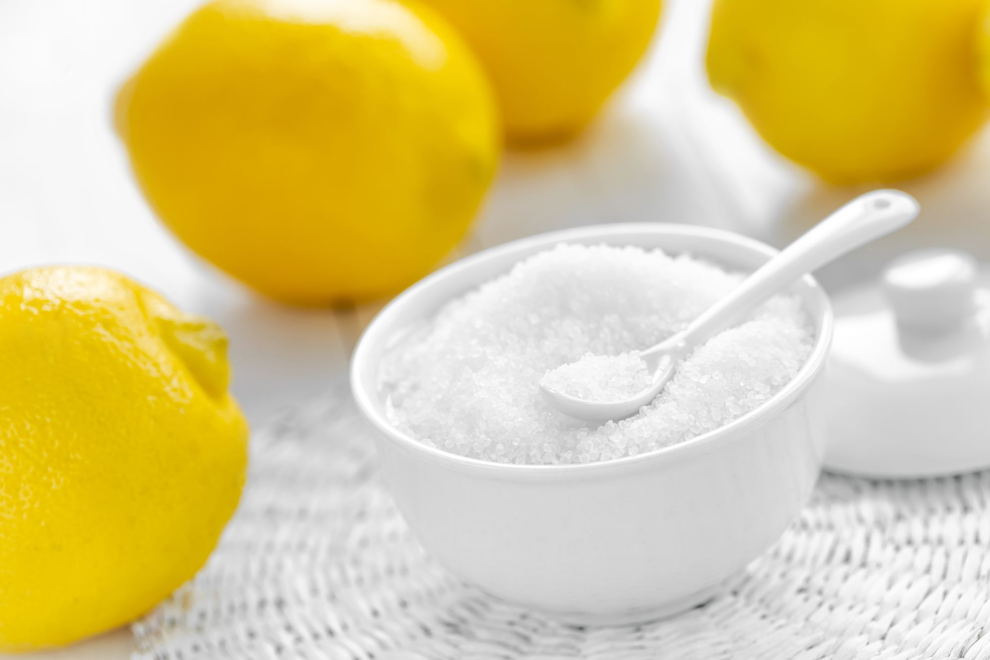 Лимонная кислота с лимонами