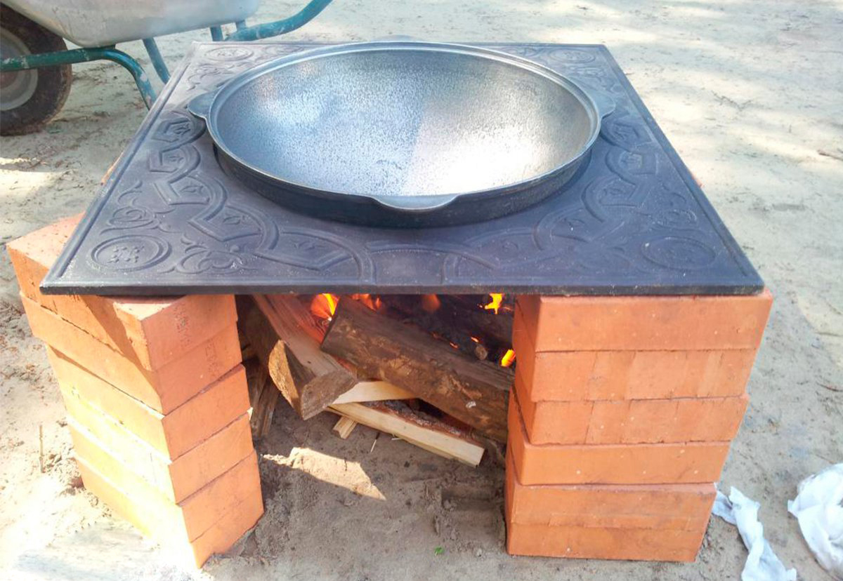 Мангал с чугунной плитой