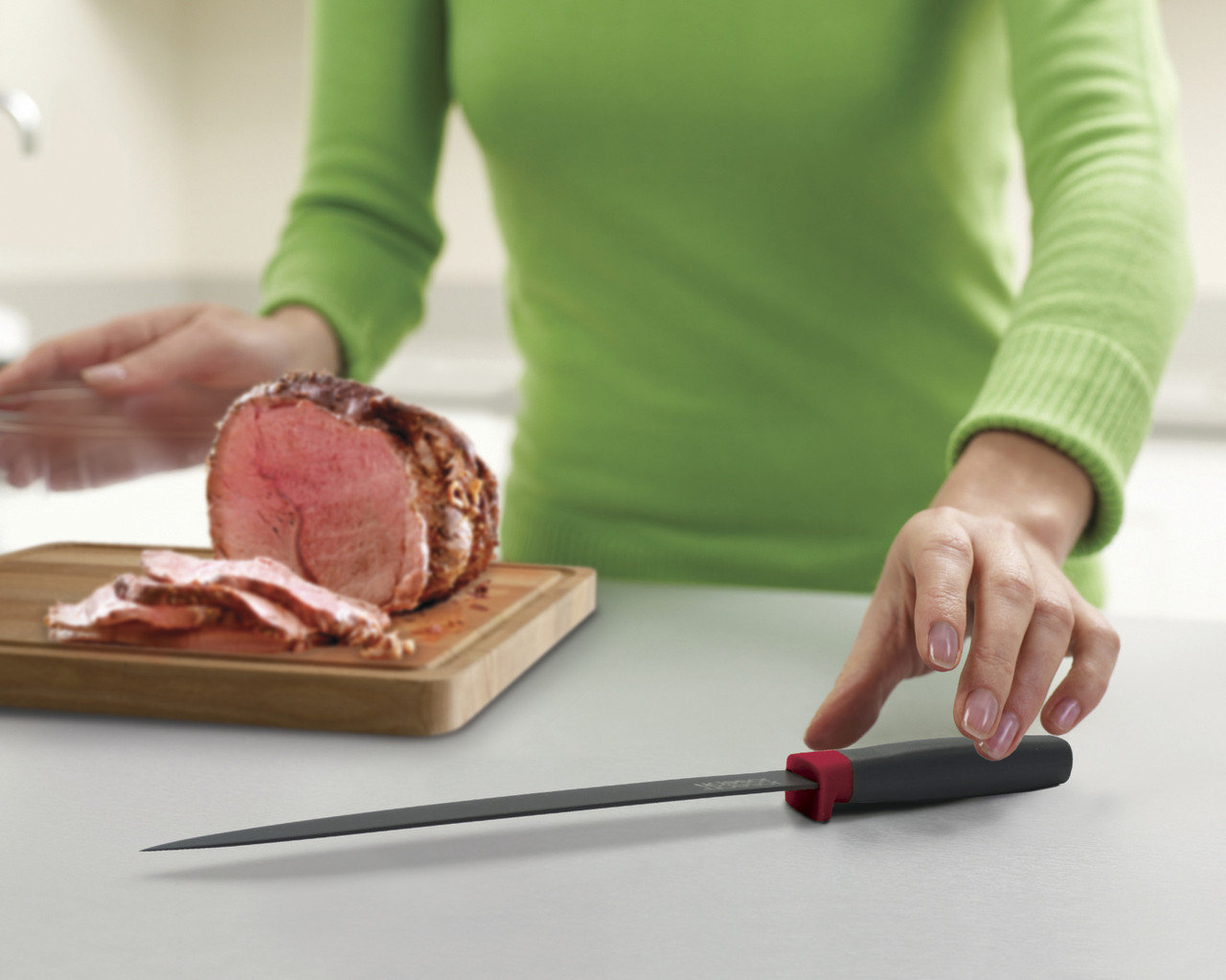 Нож на столе