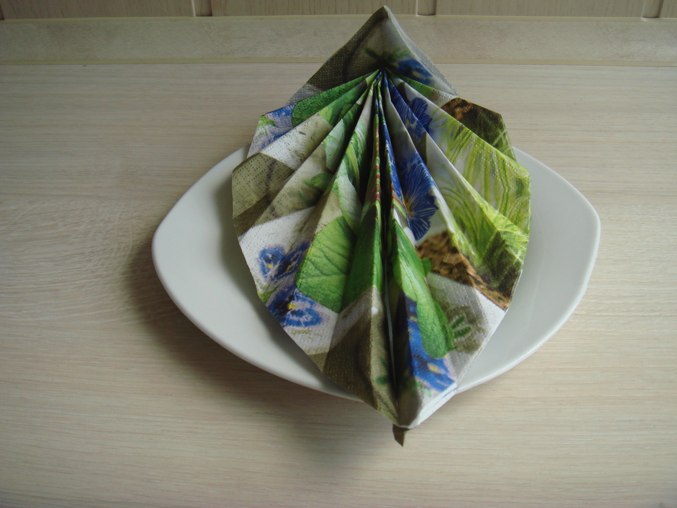 Фото павлина из салфетки