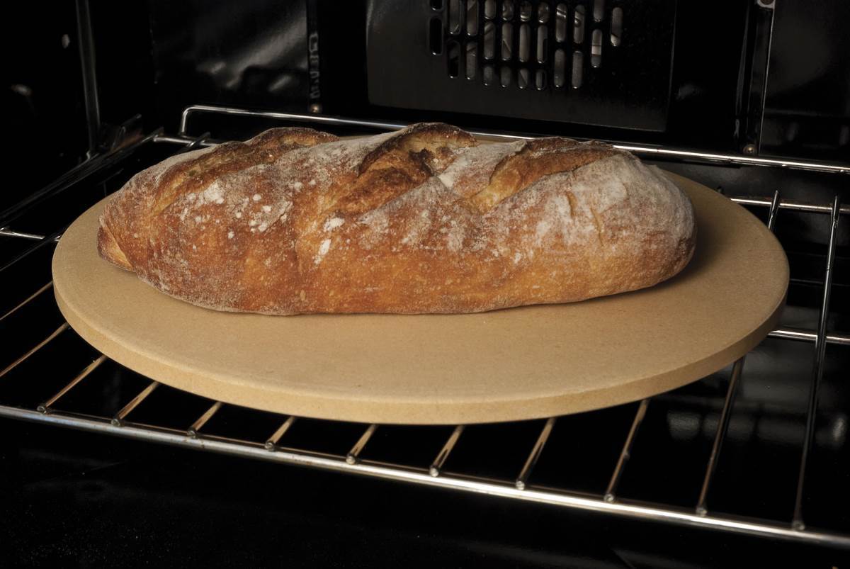 Пекарский камень с выпечкой