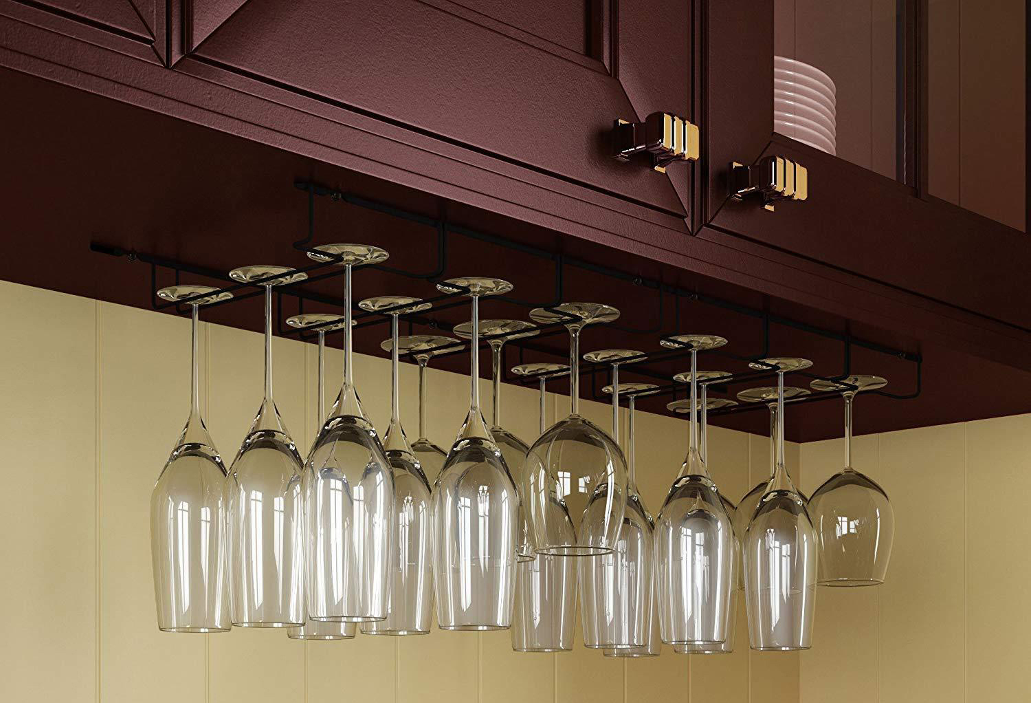 Подвесная полка для бокалов на кухне