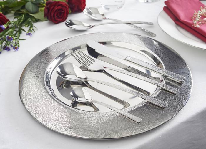 Приборы на тарелке