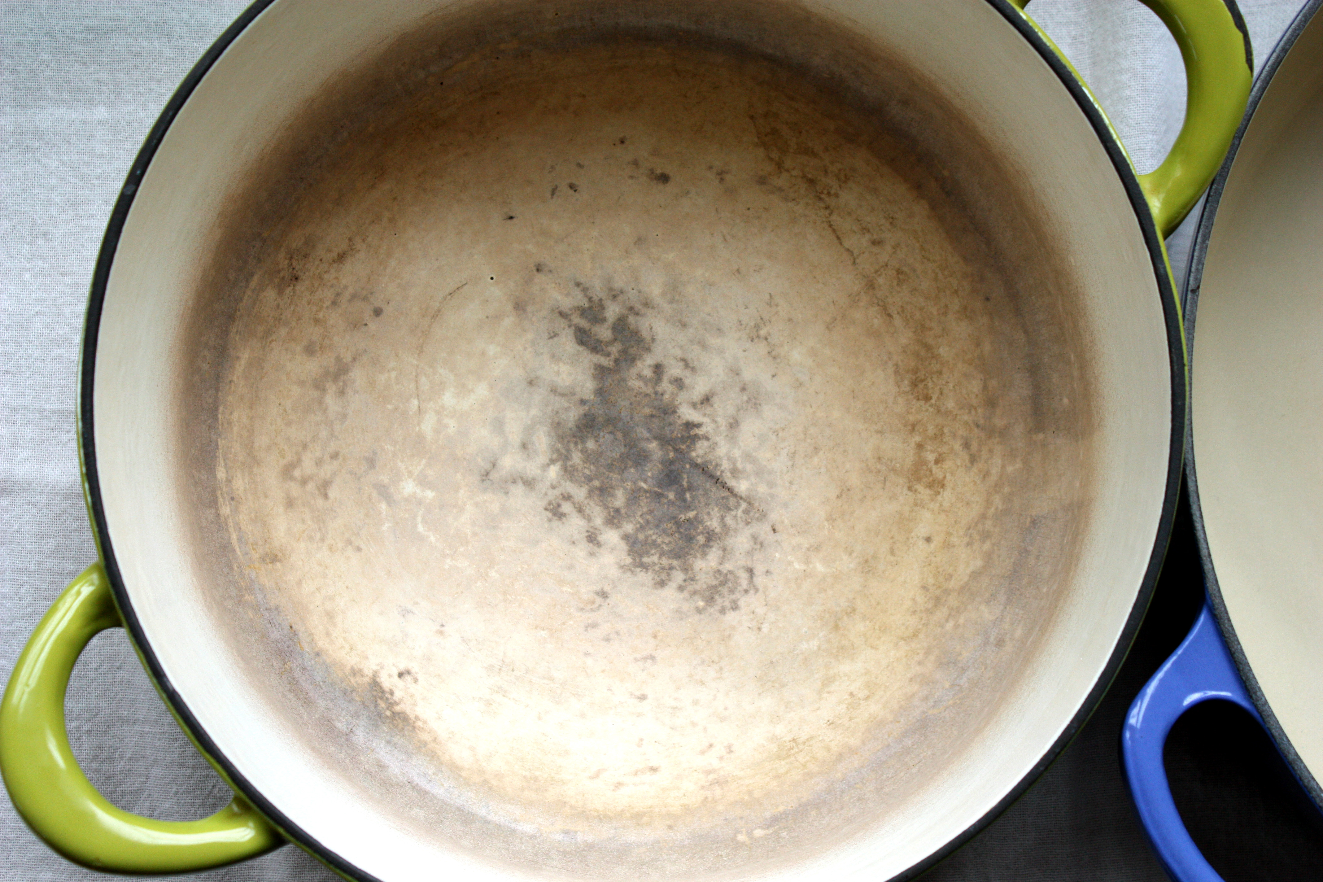 Пригоревшая эмалированная кастрюля