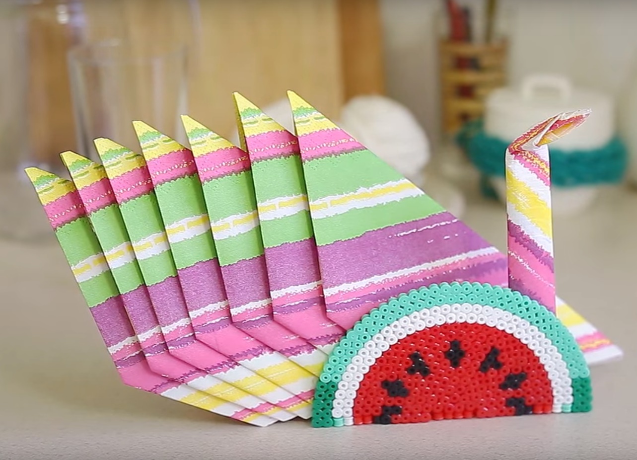 Птица с разноцветным хвостом