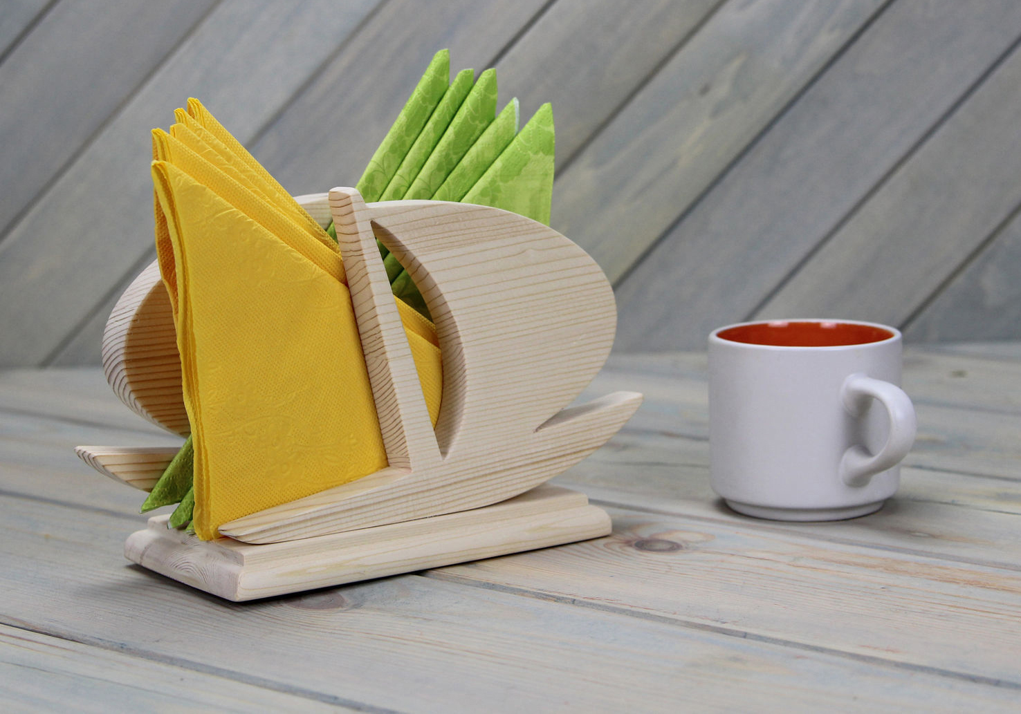 Разноцветные салфетки в салфетнице